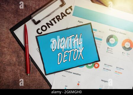 Calligrafia testo Digital Detox. Approccio aziendale che vieta l'uso di dispositivi elettronici e digitali nuovi piani di assicurazione per la casa con firma del contratto Foto Stock