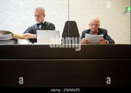 Stoccarda, Germania. 07 luglio 2021. Jost Vacano (r), capo cameraman del film 'Das Boot', e Nikolaus Reber, avvocato, partecipano ad un processo sulla partecipazione finanziaria di Vacano al successo del film classico. Il film, prodotto all'inizio degli anni '80, ha sembuto molti milioni di euro. Vacano aveva ricevuto l'equivalente di circa 100,000 euro per il suo lavoro e sta lottando per più di un decennio - in diverse cause. Credit: Marijan Murat/dpa/Alamy Live News Foto Stock