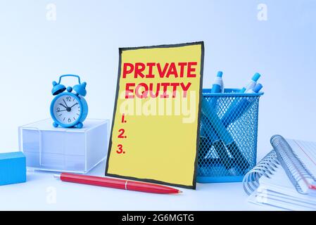 Titolo concettuale Equity privato. Parola scritta su partnership limitate composte da fondi non quotati in borsa Tidy Workspace Setup Writing Desk Tools Foto Stock
