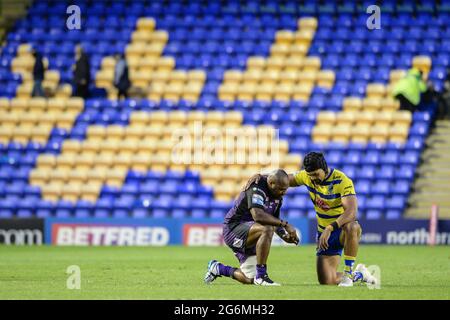 Warrington, Inghilterra - 5 luglio 2021 - Robert Lui (6) di Leeds Rhinos e Sitaleki Akauola (20) di Warrington Wolves prey insieme dopo la lega di rugby Betfred Super League Warrington Wolves vs Leeds Rhinos allo stadio Halliwell Jones, Warrington, Regno Unito Dean Williams/Alamy Live Foto Stock