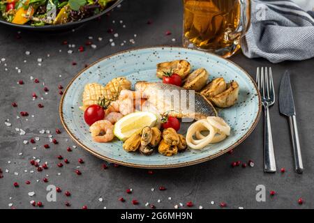 Piatto misto di pesce con pesce, calamari, polpi, cozze e gamberetti. Foto Stock