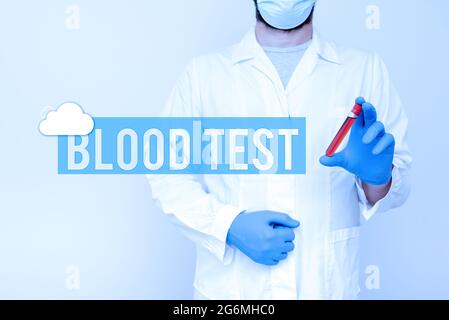 Scrittura con visualizzazione del testo analisi del sangue. Internet Concept estratto campione di sangue da un organismo per perfomare un laboratorio di analisi chimico presentanti sangue Foto Stock