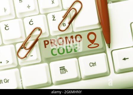 Ispirazione che mostra il segno Codice promozionale. Internet Concept lettere o numeri che permette di ottenere uno sconto su qualcosa Abstract Programmer digitando Foto Stock