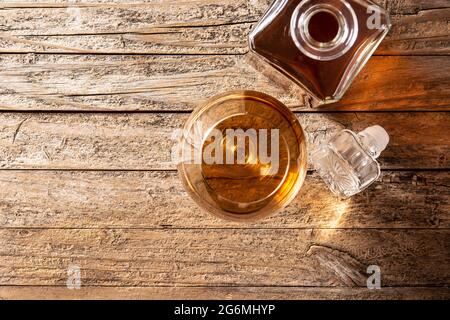 Bevanda cognac su tavolo di legno Foto Stock