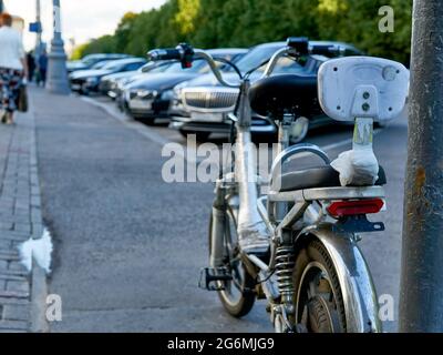 Mosca, Russia. 02 luglio 2021. Consegna di cibo in bicicletta in un parcheggio auto di lusso. Credit: SOPA Images Limited/Alamy Live News Foto Stock