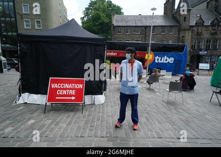 Un lavoratore della Scozia del NHS è in piedi per segno per un bus di vaccinazione drop-in gestito da Scottish Ambulance Service e NHS Lothian presso il Grassmarket a Edimburgo. Data immagine: Mercoledì 7 luglio 2021. Foto Stock