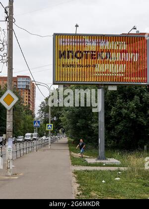 Mosca, Russia. 3 luglio 2021. Uno stand di strada con pubblicità per ipoteche e lo slogan ''potere del lavoro 'credito: Mihail Siergiejevicz/SOPA Images/ZUMA Wire/Alamy Live News Foto Stock