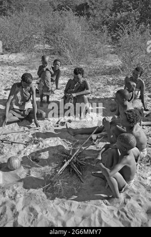 Botswana: Un gruppo di cacciatori di boscimani nel Kalahari centrale vicino al Ghanzi Foto Stock