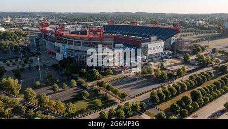 Nashville, Tennessee - 28 giugno 2021: Nissan Stadium a Nashville, Tennessee, al tramonto la mattina presto Foto Stock