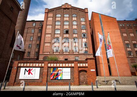 Il Museo MKM Kueppersmuehle nel porto interno di Duisburg, Nord Reno-Westfalia, Germania. Si tratta di un ex edificio di stoccaggio. Das MKM Museo Kueppers Foto Stock