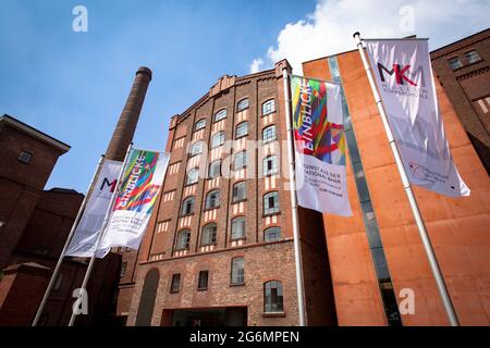 Il Museo MKM Kueppersmuehle nel porto interno di Duisburg, Nord Reno-Westfalia, Germania. Si tratta di un ex edificio di stoccaggio. Das MKM Museo Kueppers Foto Stock