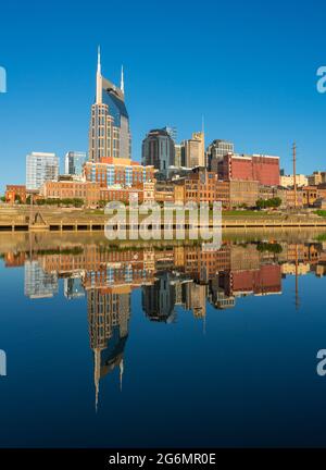 Nashville, Tennessee - 28 giugno 2021: Vista sul quartiere finanziario del centro di Nashville e sul fiume Cumberland Foto Stock