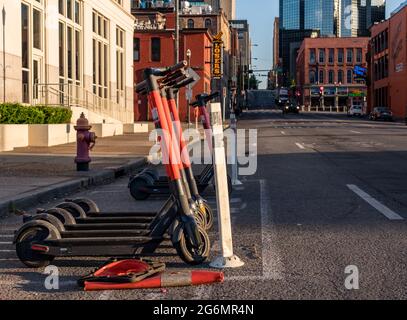 Nashville, Tennessee - 28 giugno 2021: Scooter elettrico da spin sulla strada vicino a Broadway e al centro di intrattenimento Foto Stock