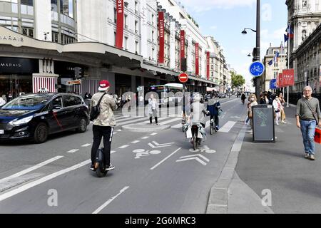 Voie vélos - corsia veloce per ciclisti - Rue de Rivoli - Parigi - Francia Foto Stock