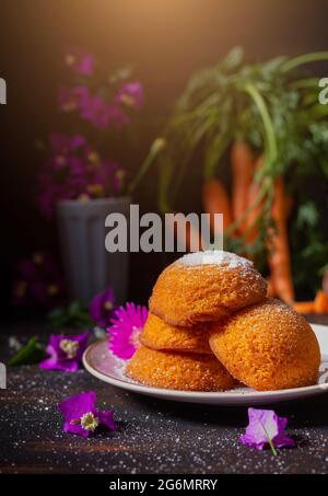 piccole torte di carote con zucchero in polvere adatte per la colazione Foto Stock