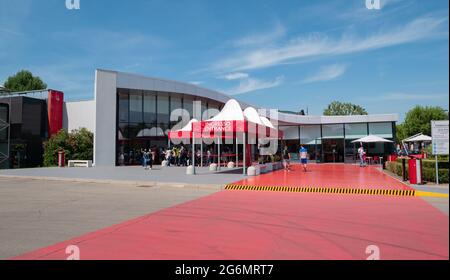 Maranello - Italia - 12 giugno 2021: Esterno del Museo Ferrari Foto Stock