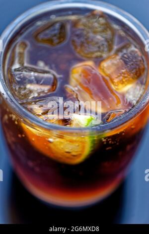 Cuba Libre fresco con rum bruno e tiglio gustoso - un cocktail di highball composto da cola, rum, e in molte ricette succo di lime su ghiaccio Foto Stock