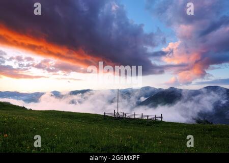 La nebbia si diffonde attraverso la valle. Paesaggio con belle montagne. Panorama con interessante alba illumina i dintorni. Località turistica Carpath Foto Stock