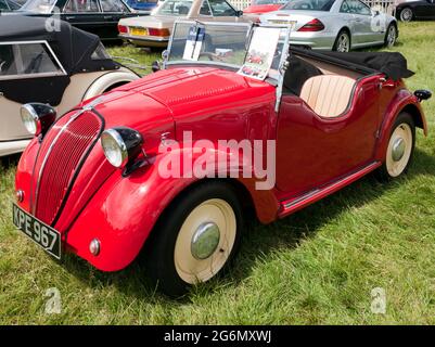 Vista di a Red, 1938 Fiat 500 Topolino Smith Special, per l'asta, al London Classic Car Show 2021 Foto Stock