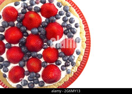 Fragola e mirtillo fresco Summer Pie isolato su uno sfondo bianco Foto Stock