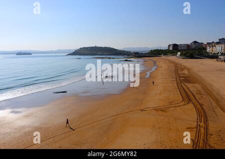 Persone che camminano sulla spiaggia in una soleggiata primavera mattina Sardinero Santander Cantabria Spagna Foto Stock