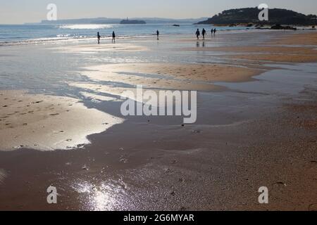 Persone che camminano sulla spiaggia in una soleggiata primavera mattina Sardinero Santander Cantabria Spagna Foto Stock