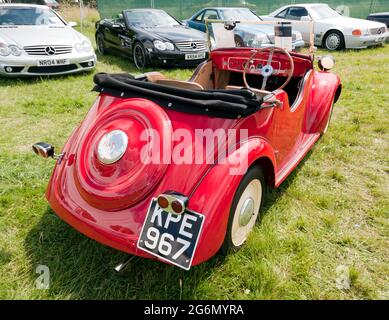 Vista di a Red, 1938 Fiat 500 Topolino Smith Special, per l'asta, al London Classic Car Show 2021 Foto Stock