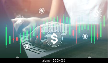 persona che lavora scambio a moderno office.technical prezzo grafico e indicatore, rosso e verde candlestick grafico e stock trading e bitcoin computer Foto Stock