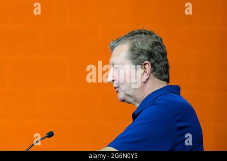 Syracuse, New York, Stati Uniti. 8 giugno 2021. L'allenatore capo Syracuse Orange John Desko parla durante una conferenza stampa per annunciare ufficialmente il suo ritiro come allenatore capo martedì 8 giugno 2021 presso l'Ensley Athletic Center di Syracuse, New York. Rich Barnes/CSM/Alamy Live News Foto Stock