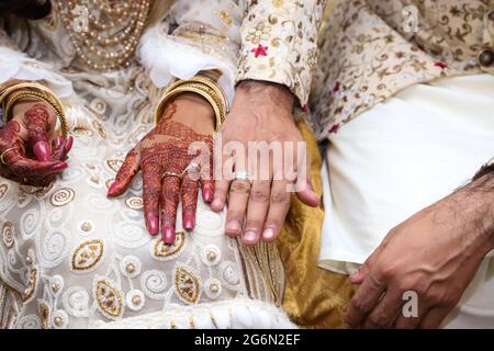 Coppia di nozze di recente con un anello sulle loro dita. Cultura asiatica del matrimonio. Foto Stock
