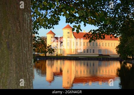 Castello di Rheinsberg e riflessione in estate Foto Stock