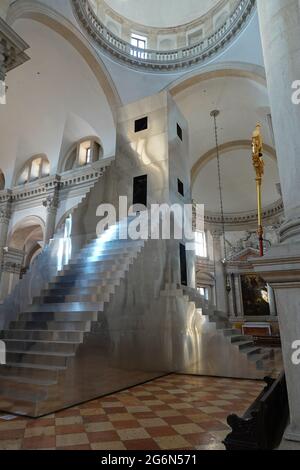 Not Vital presenta SCARCH all'Abbazia di San Giorgio maggiore. Casa per guardare il tramonto è 13 metri di altezza, con ogni piano composto da una camera meas Foto Stock