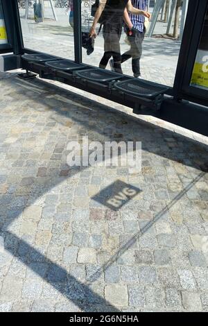 Fermata vuota dell'autobus a Berlino, Germania Foto Stock