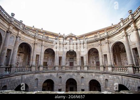 Caprarola, Viterbo, Lazio, Italia, Aprile 2019: All'interno di Palazzo Farnese, chiamato anche Villa Farnese, famosa villa con splendido giardino situata a Caprarola, Viterbo nel Lazio settentrionale, Italia Foto Stock