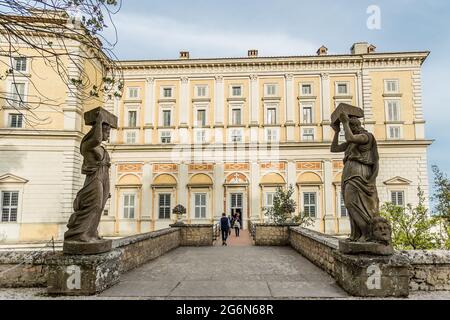 Caprarola, Viterbo, Lazio, Italia, Aprile 2019: All'interno di Palazzo Farnese, chiamato anche Villa Farnese, famosa villa con splendido giardino situata a Caprarola, Viterbo nel Lazio settentrionale, Italia Foto Stock