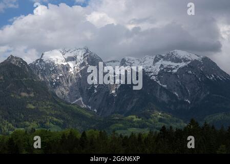 Panorama montano con da sinistra Kehlsteinhaus, Hoher Göll e Hohes Brett visto da Bischofswiesen, Baviera, Germania Foto Stock