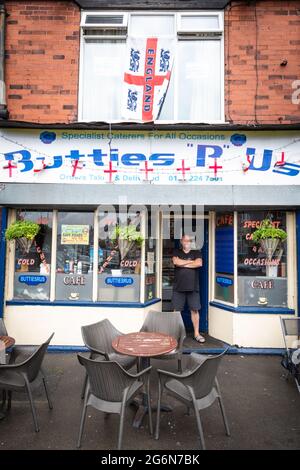 Manchester, Regno Unito. 07 luglio 2021. Jeff si trova fuori dal suo negozio decorato, Butties R us.Football tifosi decorare le loro case e strade prima della partita semifinale Inghilterra contro Danimarca. (Foto di Andy Barton/SOPA Images/Sipa USA) Credit: Sipa USA/Alamy Live News Foto Stock