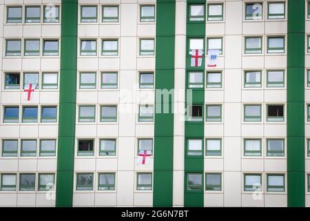 Manchester, Regno Unito. 07 luglio 2021. Bandiere sono appese da finestre in appartamenti a Stockport.Football tifosi decorare le loro case e strade prima della partita semifinale Inghilterra vs Danimarca. (Foto di Andy Barton/SOPA Images/Sipa USA) Credit: Sipa USA/Alamy Live News Foto Stock