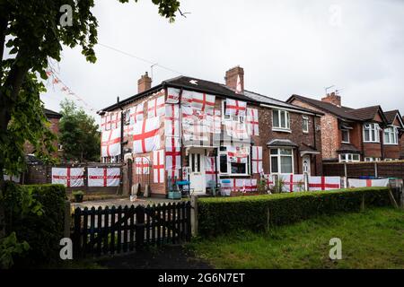 Manchester, Regno Unito. 07 luglio 2021. Una casa è drappeggiato con Inghilterra flags.Football tifosi decorare le loro case e strade prima della partita semifinale Inghilterra vs Danimarca. (Foto di Andy Barton/SOPA Images/Sipa USA) Credit: Sipa USA/Alamy Live News Foto Stock