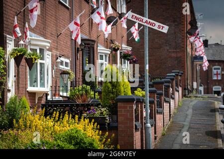 Manchester, Regno Unito. 07 luglio 2021. Recentemente rinominato Road, England St. Decorato con bandiere.Football tifosi decorare le loro case e strade prima della partita semifinale Inghilterra vs Danimarca. (Foto di Andy Barton/SOPA Images/Sipa USA) Credit: Sipa USA/Alamy Live News Foto Stock