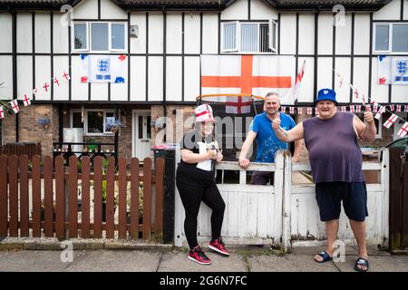 Manchester, Regno Unito. 07 luglio 2021. Dave e Mollie posano con un vicino fuori una casa decorata sulla loro strada.Football tifosi decorare le loro case e strade prima della partita semifinale Inghilterra contro Danimarca. (Foto di Andy Barton/SOPA Images/Sipa USA) Credit: Sipa USA/Alamy Live News Foto Stock