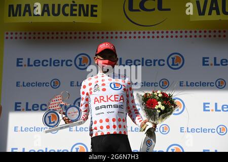 Il colombiano Nairo Quintana del Team Arkea Samsic celebra nella maglia rossa polka-dot per il miglior scalatore dopo la tappa 11 della 108a edizione del Tour Foto Stock