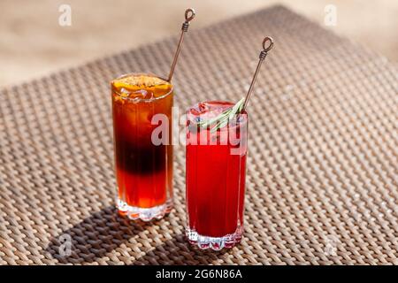 Due cocktail di frutta in piedi sul tavolo in estate Sunny Day, bevande rinfrescanti Foto Stock