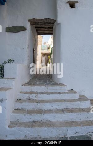 Grecia, Cicladi. Isola di FOLEGANDROS, scale e ingresso a Kastro, vecchio castello di Chora tradizionale vicolo lastricato coperto in pietra chiamato stegadi. Stretto Foto Stock