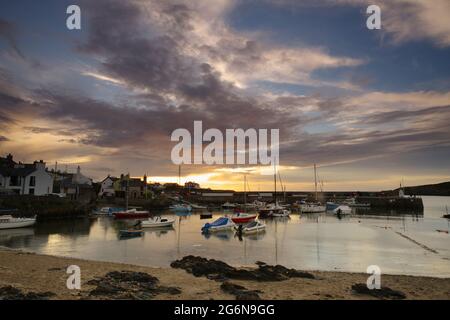 Porto di Cemaes Bay al tramonto Foto Stock