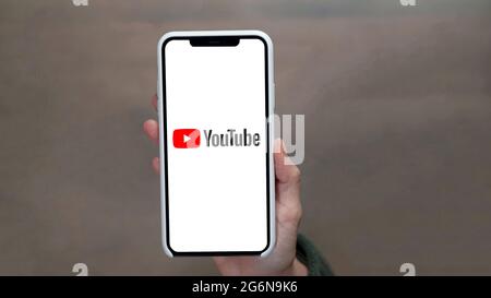 San francisco, USA - 28 febbraio 2020: Smartphone portatile con logo dell'app YouTube su schermo bianco con sfondo copy space. Foto Stock