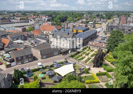 Vista aerea villaggio centro città olandese Cuijk lungo il fiume Mosa Foto Stock