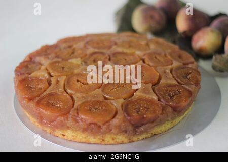 Fico torta capovolta con un sacco di fichi freschi e aromatizzato con succo d'arancia fresco. Scatto su sfondo bianco Foto Stock