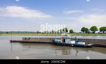 Fiume Mosa con la nave ormeggiata nel villaggio olandese del porto Cuijk Foto Stock