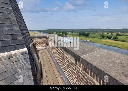 Vista aerea olandese villaggio Cuijk lungo il fiume Mosa Foto Stock